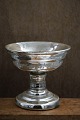 K&Co. præsenterer: STOR 1800 tals skål på fod i fattigmandssølv...H:16cm. Dia.:18cm.
