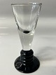 Antik Huset præsenterer: Snapseglas på sort fod,Højde: cm. 10,7 cm.Designet af Jacob E Bang Holmegaard.
