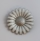 Lundin Antique präsentiert: Georg Jensen. Daisy brosche aus Sterlingsilber (925). Durchmesser 4,2 cm