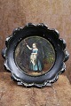 K&Co. præsenterer: Dekorativ lille 1800 tals bemalet metal bakke med motiv af pige i skoven der fodre et egern...