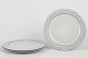 L'Art præsenterer: Jens Harald Quistgaard for Kronjyden / Bing & Grøndahl, sæt med tre frokosttallerkener.