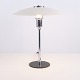 Osted Antik & Design præsenterer: Lyfa Bordlampe med Hvide Metalskærme og Forniklet Stel 1940erne