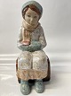 Antik Huset præsenterer: Siddende pige, Figur Spansk.Højde 26,5 cm.