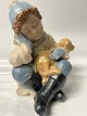 Antik Huset præsenterer: Siddende dreng med hund, Figur Nedal Spansk.Højde 23,5 cm.