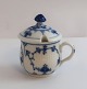 Lundin Antique præsenterer: Royal Copenhagen. Musselmalet, riflet. Sennepskrukke. Model 64. Højde 8,5 cm. (2 ...