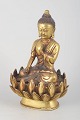 L'Art præsenterer: Buddhafigur i forgyldt bronze.
