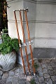 K&Co. præsenterer: Gammel hattehylde / knagerække i krom og træ.L: 130cm...