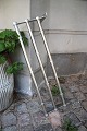 K&Co. præsenterer: Gammel hattehylde / knagerække i krom.L: 81cm...