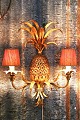 K&Co. præsenterer: Dekorativ , fransk ananas formet væglampe i Maison Charles stil i forgyldt metal fra 50érne...