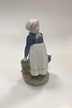 Danam Antik præsenterer: Royal Copenhagen Figur Pige med Frokost No. 815