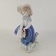 Kinnerup Antik & Porcelæn præsenterer: Lladro FigurPige med kurv18 cm