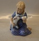 Klosterkælderen præsenterer: 0435 Kgl. Pige med lam 16 x 13 cm Allan Therkelsen Børn med bondegårdsdyr ...