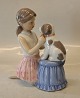 0452 Kgl. Pige giver sin hund sløjefe på 17 x 16 cm fra ...