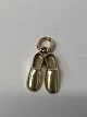 Antik Huset præsenterer: Et par sko Vedhæng / Charms i 14 karat guld Højde: 1,8 cm.