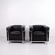Osted Antik & Design præsenterer: Par LC2 Lænestole i Sort Læder og Forkromet Stål for Cassina
