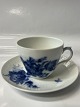 Royal Copenhagen Blå Blomst Svejfet, stor kaffekop/underkop.Dek. Nr.  10/1870.