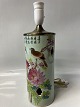 Antik Huset præsenterer: Kinesisk bordlampe med lyserøde blomster, grønne blade, en lille fugl.Højde 39,0 cm.