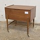 Kinnerup Antik & Porcelæn præsenterer: Sybord med hyldeteak57,5 cm