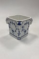Danam Antik præsenterer: Royal Copenhagen Musselmalet Riflet Urtepotteskjuler No. 124