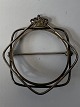 Antik Huset præsenterer: Broche i sterlingsølv til mønt.H 4,8 x B 4,5 cm.Mål til mønt 3,3 cm.