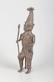 L'Art præsenterer: Nigeria, formentlig Edo/Benin-kulturområdet. Bronzefigur forestillende en kriger eller ...