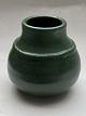 Reutemann Antik præsenterer: Mindre L. Hjorth vase i grøn glasur