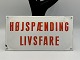 Gamlefund.dk præsenterer: Advarselsskilt i hvid emalje "HØJSPÆNDING LIVSFARE"