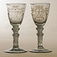 Aabenraa Antikvitetshandel præsenterer: Et par Nøstetangen Chrystal Desert glas med forgyldte monogrammer i ...