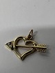 Antik Huset præsenterer: 14 k. Hjerte med pil indlagt en zirkon.Charms / Vedhæng.Højde 1,6 cm.