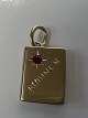 Antik Huset præsenterer: 14 karat guld. Bog med indlagt rød rubin.Charms / Vedhæng.Højde 1,9 cm.