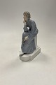 Danam Antik præsenterer: Royal Copenhagen Figur, Eftertænksom kvinde der læser Designet af Christian Thomsen No 435