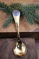 K&Co. præsenterer: Års juleske fra Georg Jensen (1972)i forgyldt sterlingsølv med emalje blomst...