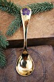 K&Co. præsenterer: Års juleske fra Georg Jensen (1974)i forgyldt sterlingsølv med emalje blomst.