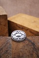 K&Co. præsenterer: Antik oval sølv broche med blomer motiv...