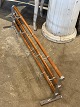 K&Co. præsenterer: Gammel hattehylde / knagerække i metal og træ med 10 dobbelte metal knager. L: 102cm...