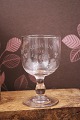 K&Co. præsenterer: Gammelt fransk souvenir vin glas med graveret skrift og dekorationer "Souvenir De La Feté"