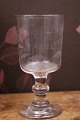 K&Co. præsenterer: Gammelt fransk souvenir vin glas med graveret skrift og dekorationer "Souvenir De La Feté"