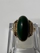 Antik Huset præsenterer: 14 karat guld Damering med grøn jade.Ring størrelse 55.