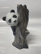 Antik Huset præsenterer: Royal Copenhagen figur, Panda på træstub. Højde 13 cmNr. 664.
