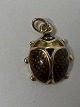 Antik Huset præsenterer: 18 karat guld. Mariehøne med emalje.Charms / Vedhæng.Højde 1,8 cm.