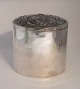 Lundin Antique præsenterer: J. Holm. Sølvdåse (830). Højde 14 cm. Produceret 1920.
