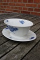 Antikkram præsenterer: Blå Blomst Kantet porcelæn, ovale sovseskåle på fod nr. 8631