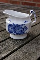 Antikkram præsenterer: Blå Blomst Kantet porcelæn, flødekander nr. 8564
