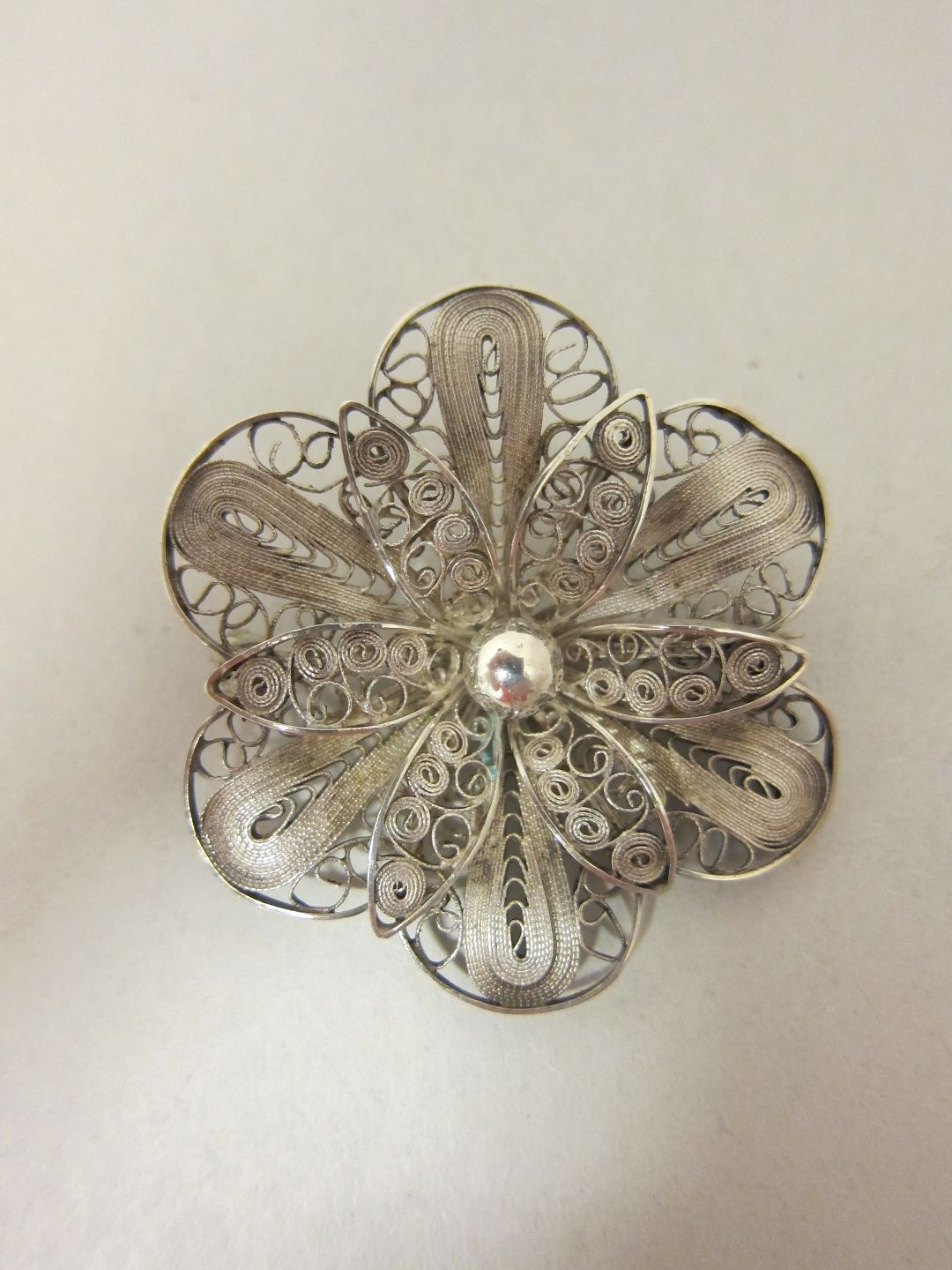 ViKaLi - Filigran broche af sølv * En let og enkel broche som en blomst * Stemplet