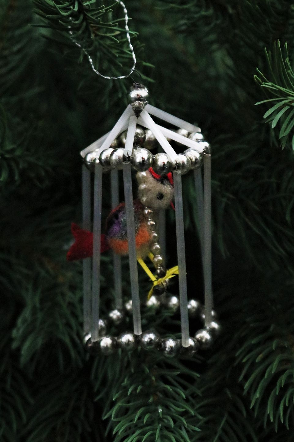 flise bundet der ovre K&Co - Fin gammel juletræs pynt fra 40érne i form af lille fuglebur med  glas perler og
