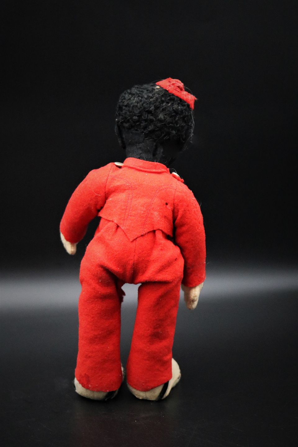 forgænger bogstaveligt talt pels K&Co - Fin lille Piccolo stof dukke med rødt filt tøj og bøjelige ben. *  Dukken har en