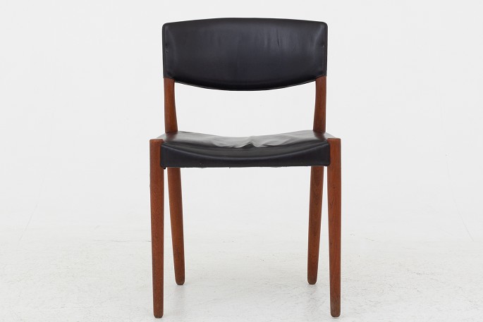 Ejner Larsen & Aksel Bender Madsen / Dining chair in teak and black leather.
Good condition.
Good condition
2 pcs. på lager
