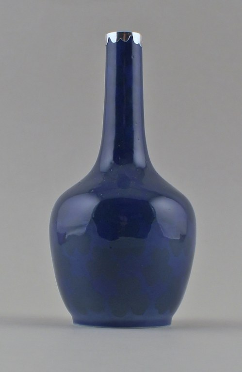 Royal Copenhagen Art Nouveau vase med sølvmontering, dekoreret med trekløvere.