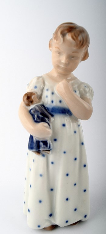 Royal Copenhagen figur nr. 3539. Pige med dukke. 
