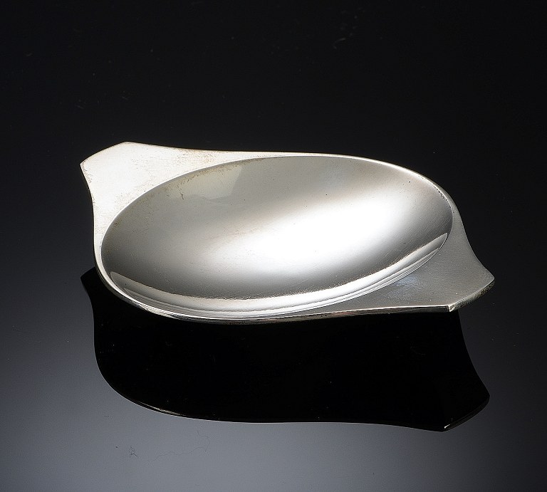 Georg Jensen dish in sterling silver, design : Henning Koppel.